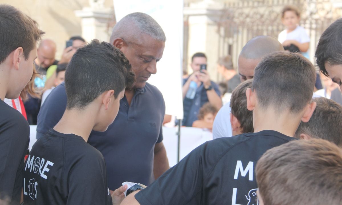 Fotos: Roberto Carlos y Mazinho, con los niños de León