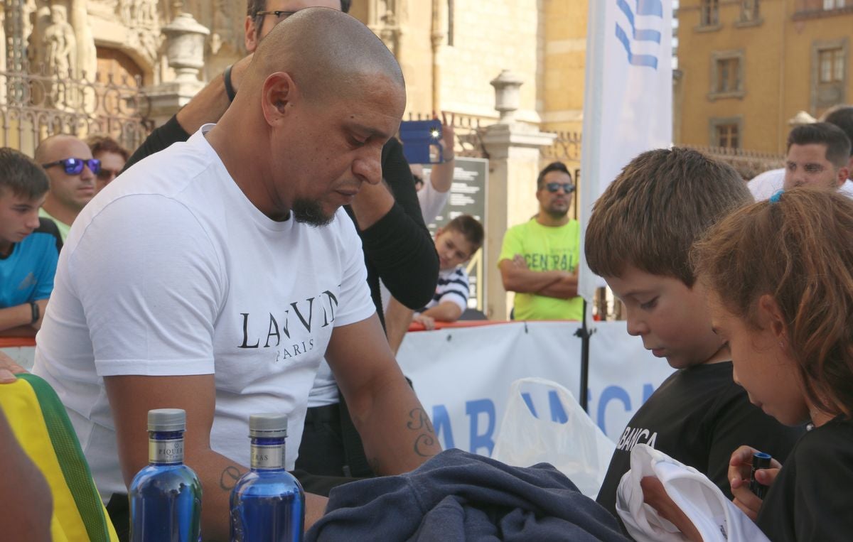 Fotos: Roberto Carlos y Mazinho, con los niños de León