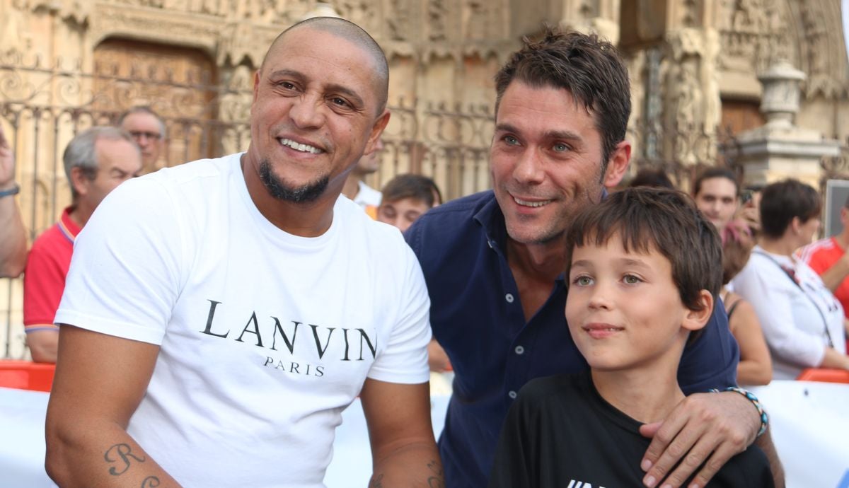 Fotos: Roberto Carlos y Mazinho, con los niños de León