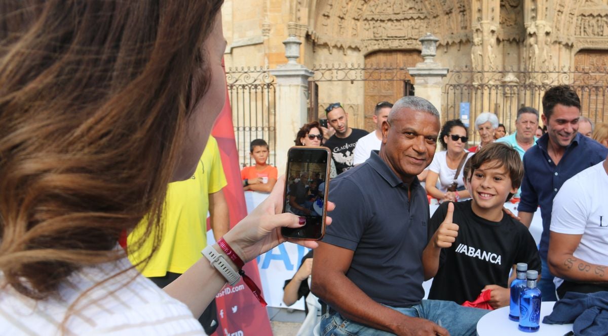 Fotos: Roberto Carlos y Mazinho, con los niños de León