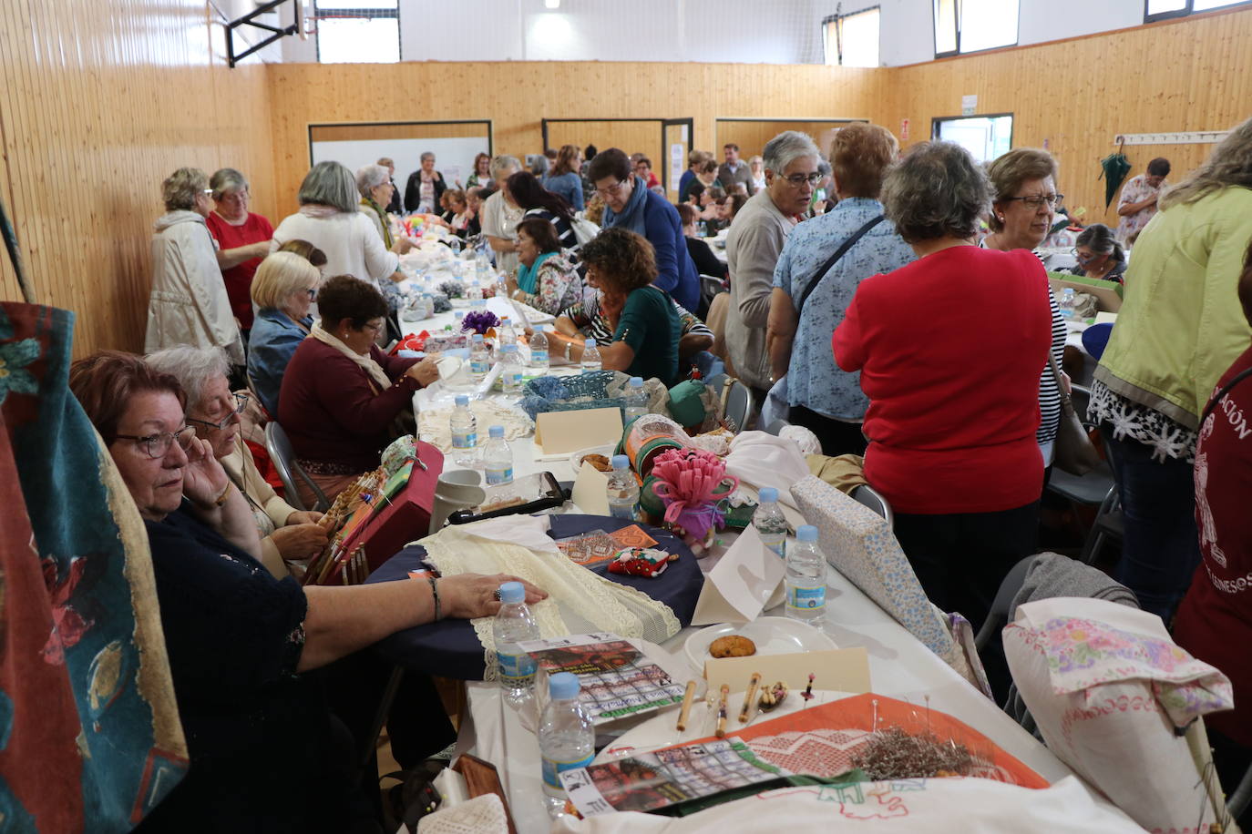 Fotos: Cuatro encuentro de bolilleras en Lorenzana