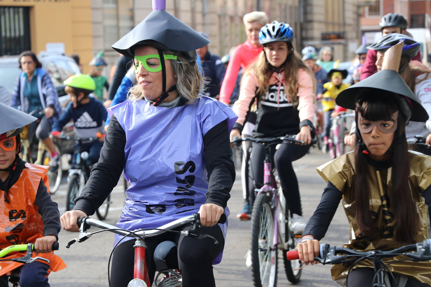 Fotos: Cientos leoneses dan a las al Día de la Bici en León capital