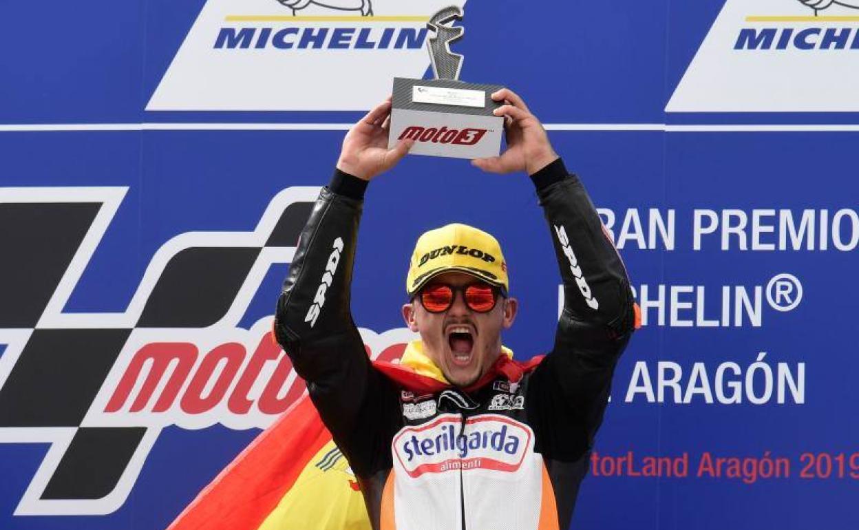 El piloto español Aron Canet celebra su victoria en Aragón.