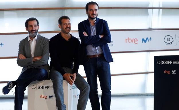 Jon Garaño, Jose Mari Goenaga y Aitor Arregi, los directores de 'La trinchera infinita', en el Festival de San Sebastián. 