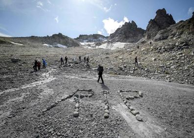 Imagen secundaria 1 - Imagenes del acto celebrado en lo que fue el glaciar Pizol.