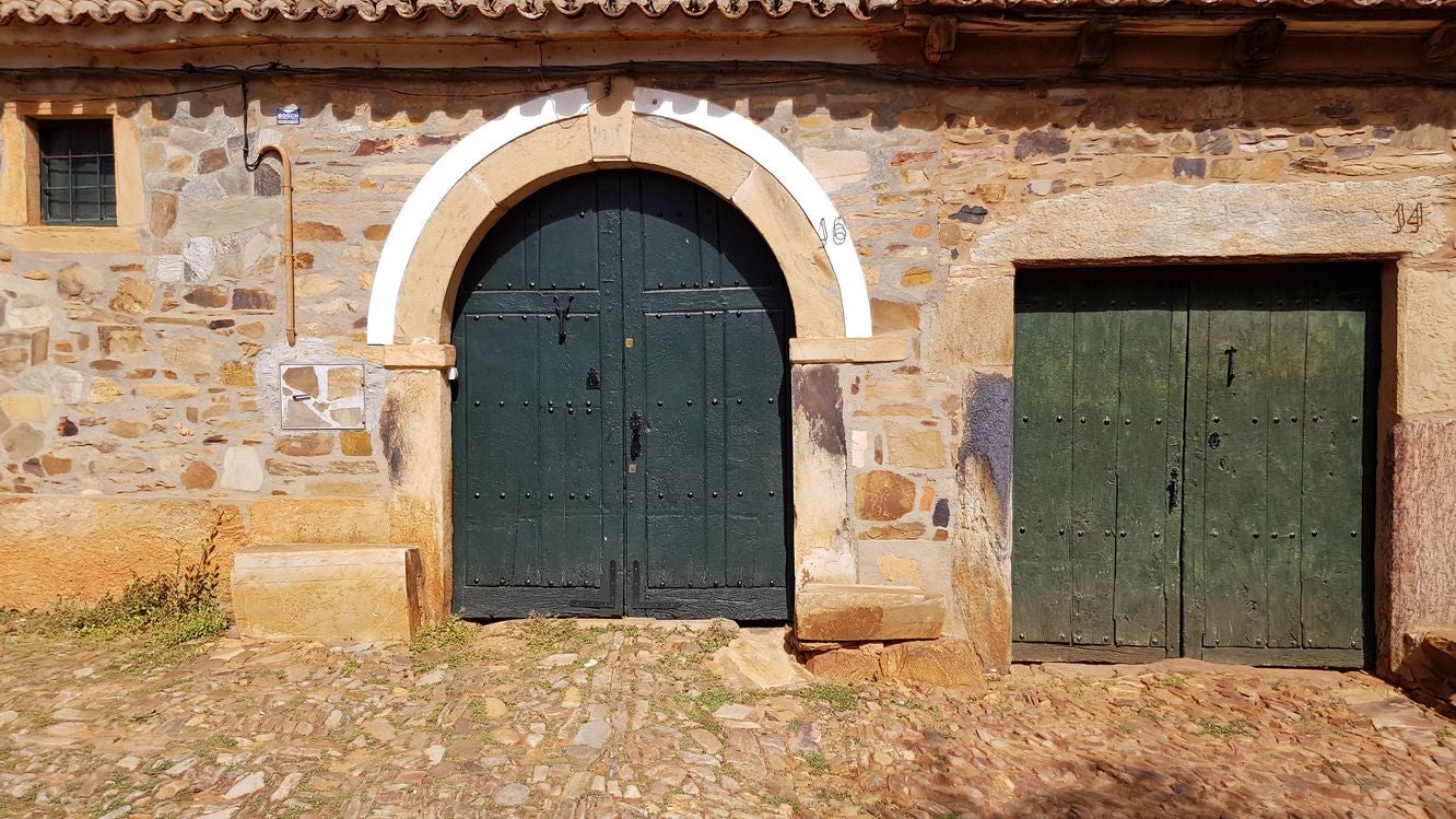 Imagen de una de las casas de piedra del pueblo de Castrillo de los Polvazares.