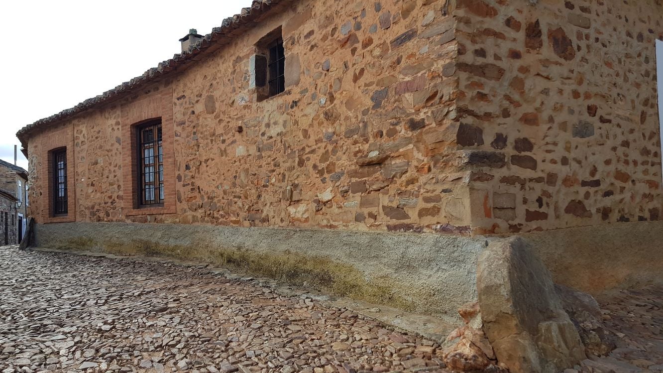 Imagen de una de las casas de piedra del pueblo de Castrillo de los Polvazares.