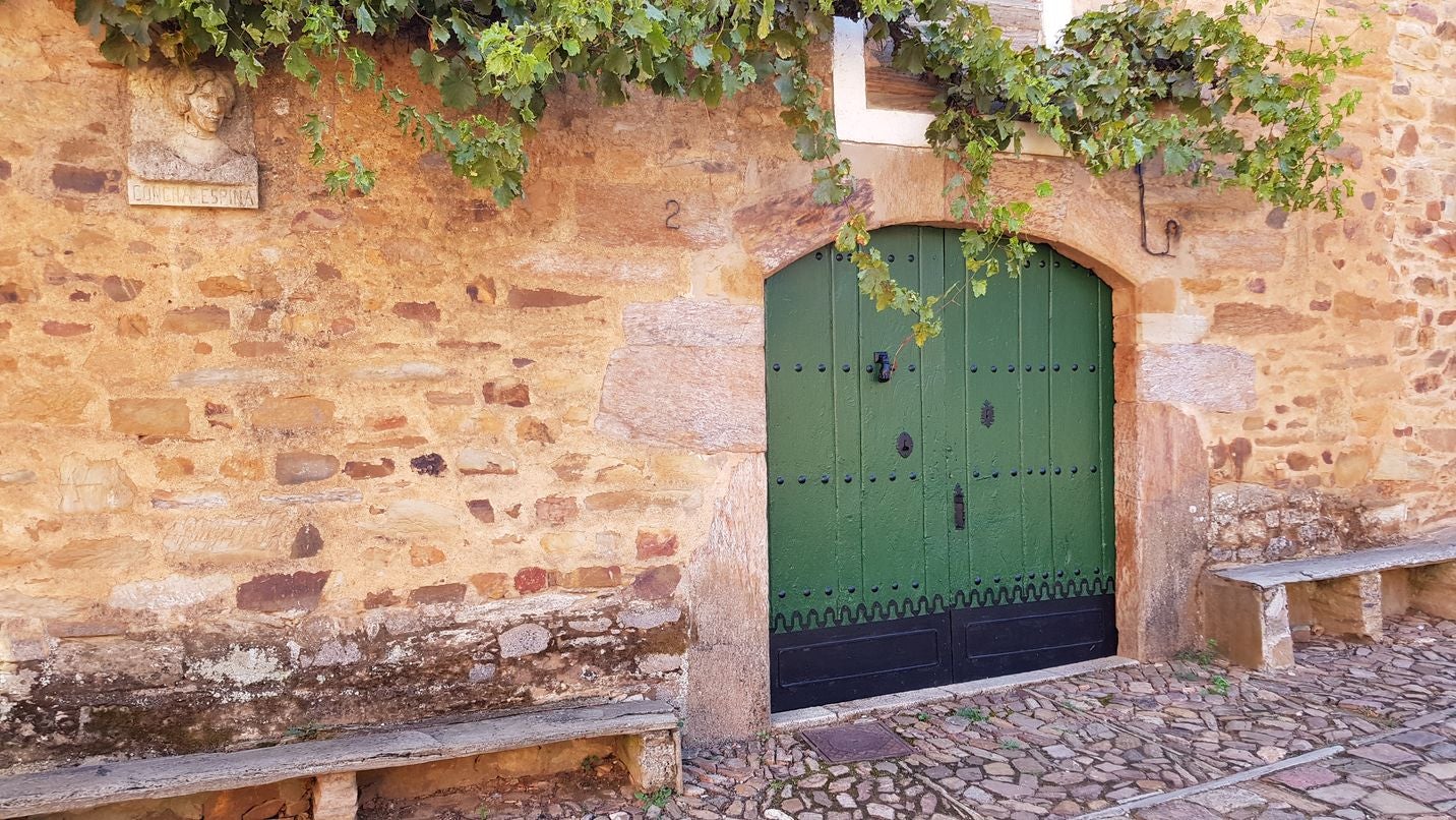 Imagen de una de las casas de piedra del pueblo de Castrillo de los Polvazares.