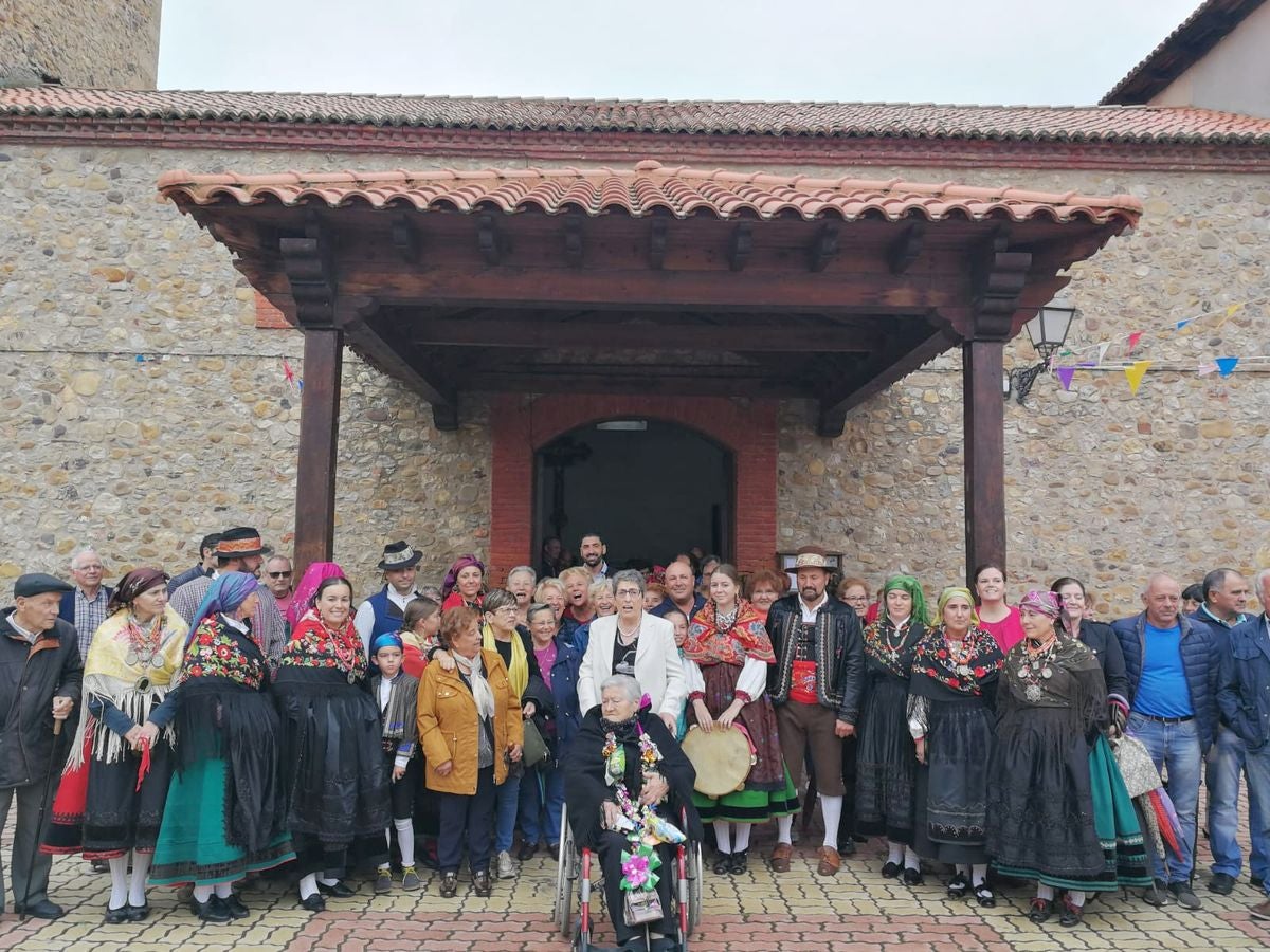 Fotos: Llamas de la Ribera celebra los 100 años la &#039;Tía Engracia&#039;