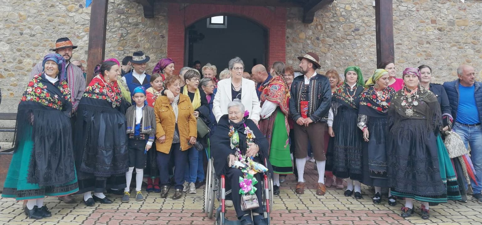 Fotos: Llamas de la Ribera celebra los 100 años la &#039;Tía Engracia&#039;