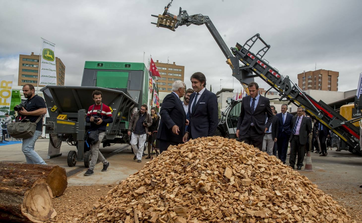 El consejero de Fomento y Medio Ambiente, Juan Carlos Suárez-Quiñones, inaugura la Feria Expobiomasa junto al alcalde de Valladolid, Óscar Puente.