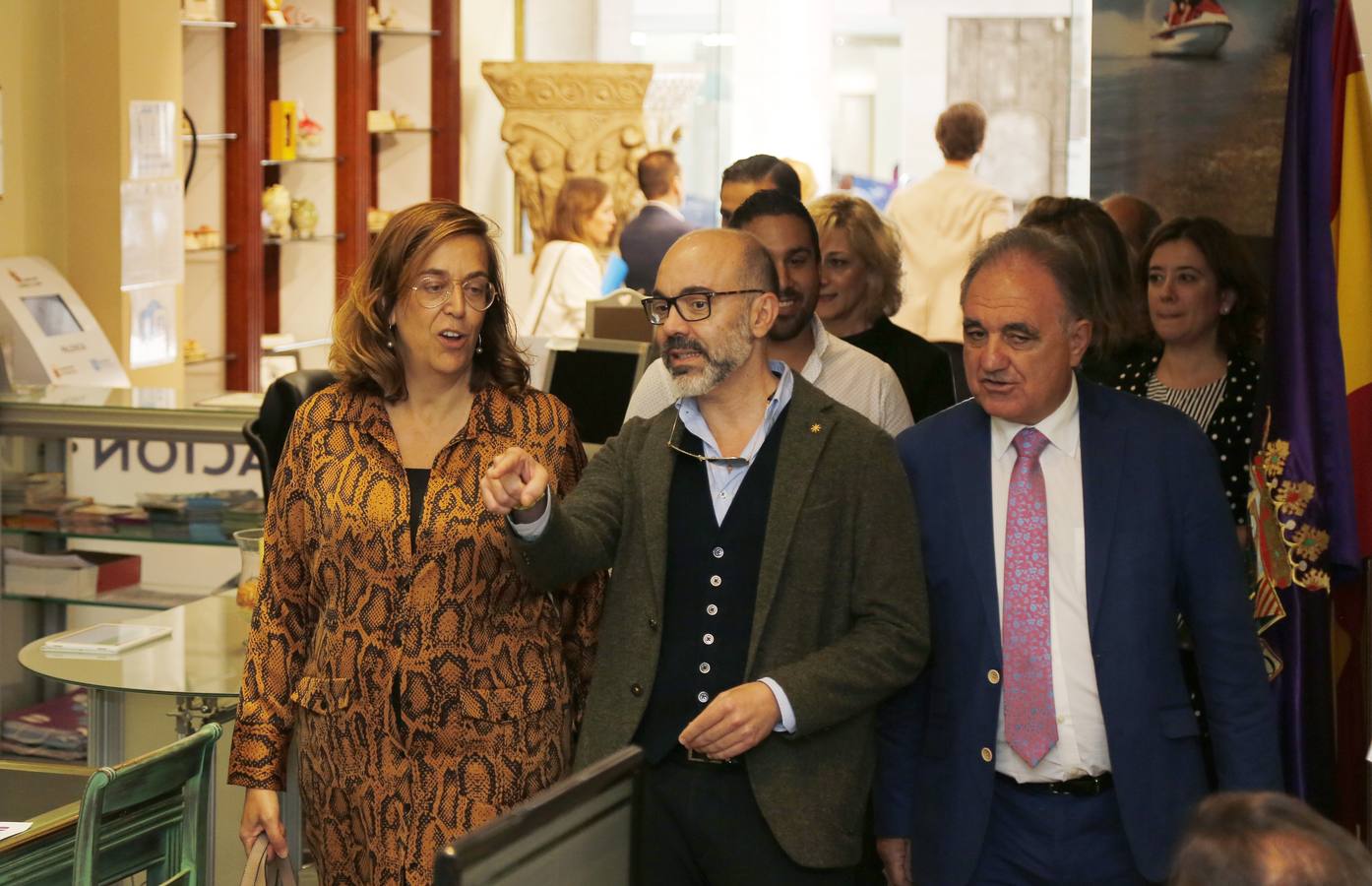 El consejero de Cultura y Turismo, Javier Ortega, visita la Oficina de Turismo de Palencia; junto a la presidenta de la Diputación, Ángeles Armisén.