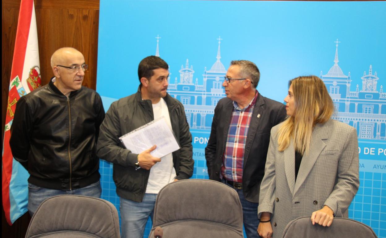 Los concejales de Tráfico y Comercio, José Antonio Cartón y Lorena Valle, con los representantes de la Asociación de Vecinos de la Rosaleda.
