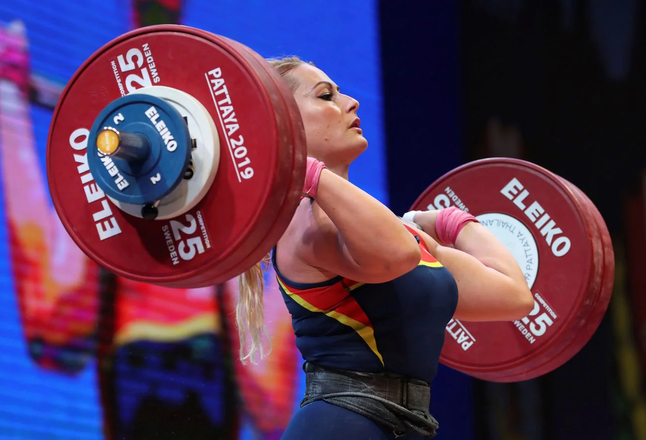 La berciana Lydia Valentín posa en el podio con la medalla de plata al término del Campeonato del Mundo de Halterofilia, disputado en Pattaya (Tailandia), donde la triple medallista olímpica sumó dos nuevas medallas mundiales al ganar la plata en total y el bronce en dos tiempos en la categoría de 81 kilos.