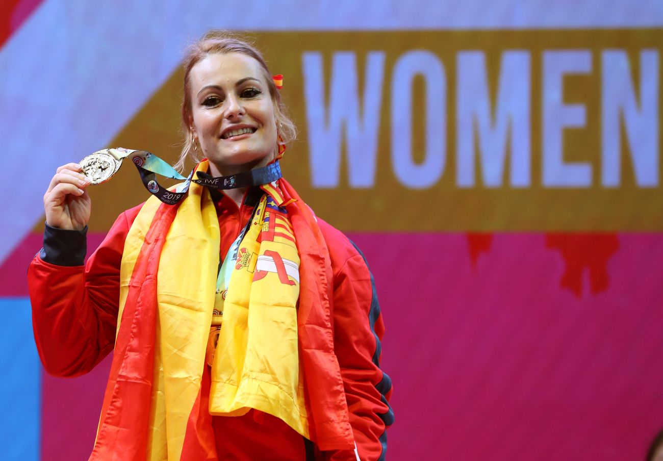 La berciana Lydia Valentín posa en el podio con la medalla de plata al término del Campeonato del Mundo de Halterofilia, disputado en Pattaya (Tailandia), donde la triple medallista olímpica sumó dos nuevas medallas mundiales al ganar la plata en total y el bronce en dos tiempos en la categoría de 81 kilos.