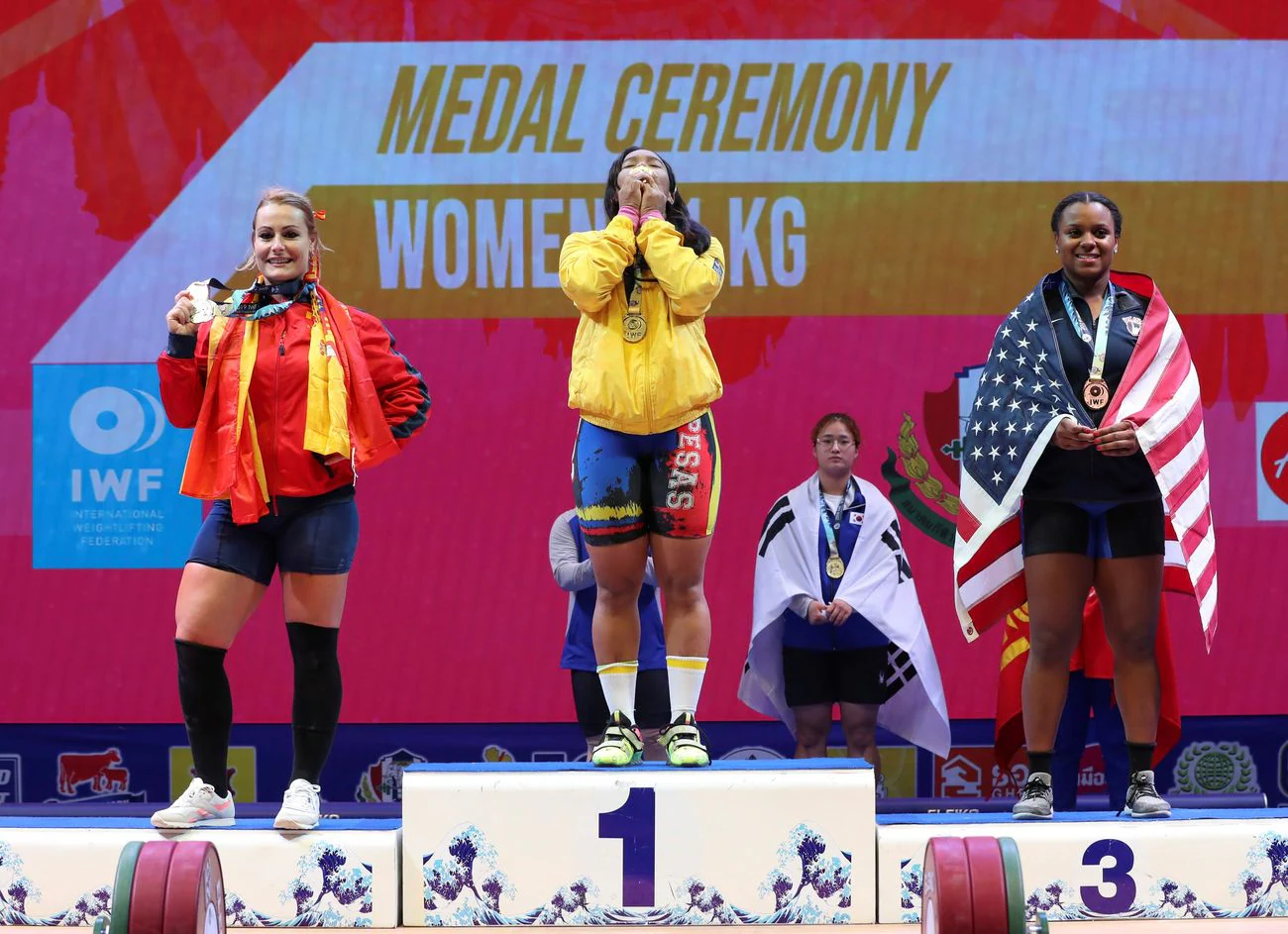 La berciana Lydia Valentín posa en el podio con la medalla de plata al término del Campeonato del Mundo de Halterofilia, disputado en Pattaya (Tailandia), donde la triple medallista olímpica sumó dos nuevas medallas mundiales al ganar la plata en total y el bronce en dos tiempos en la categoría de 81 kilos.
