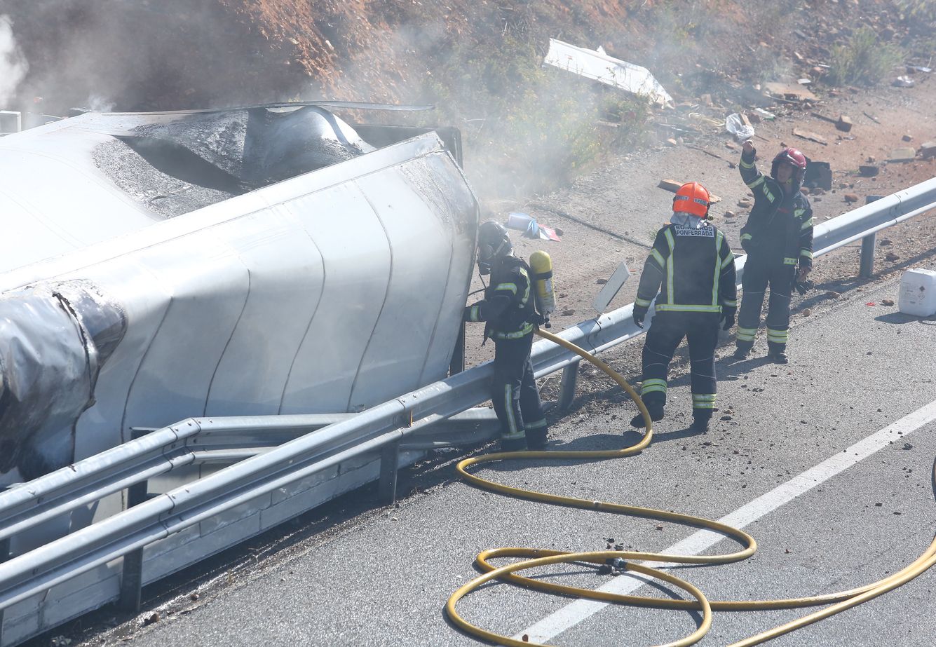 Accidente entre un camión y un turismo en la autovía A6 en Ponferrada.