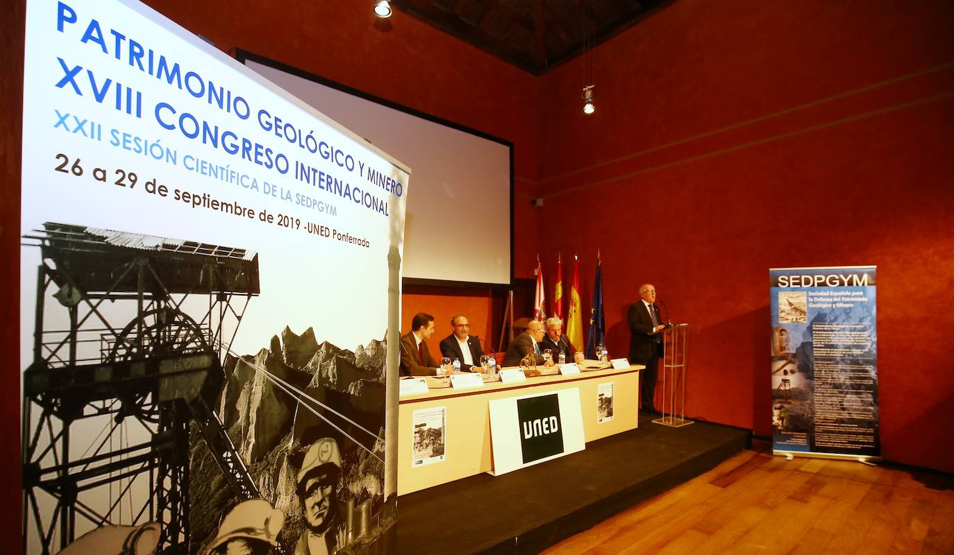 El viceconsejero de Cultura de la Junta, Raúl Fernández Sobrino (D), junto al presidente de la Sociedad Española de Patrimonio Geológico y Minero (SEDPGYM), Antonio Pizarro (I), durante la inauguración del XVIII Congreso Internacional sobre Patrimonio Geológico y Minero.