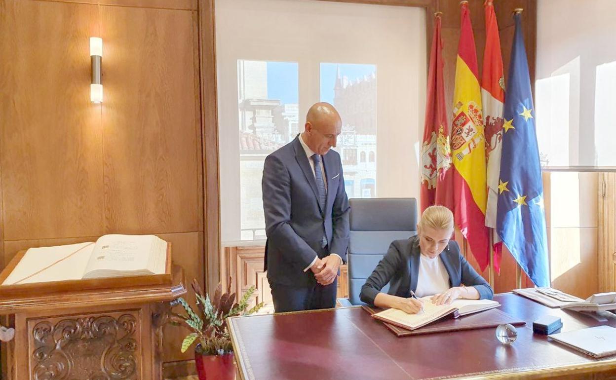 La embajadora firma el libro de honor del Ayuntamiento de León.