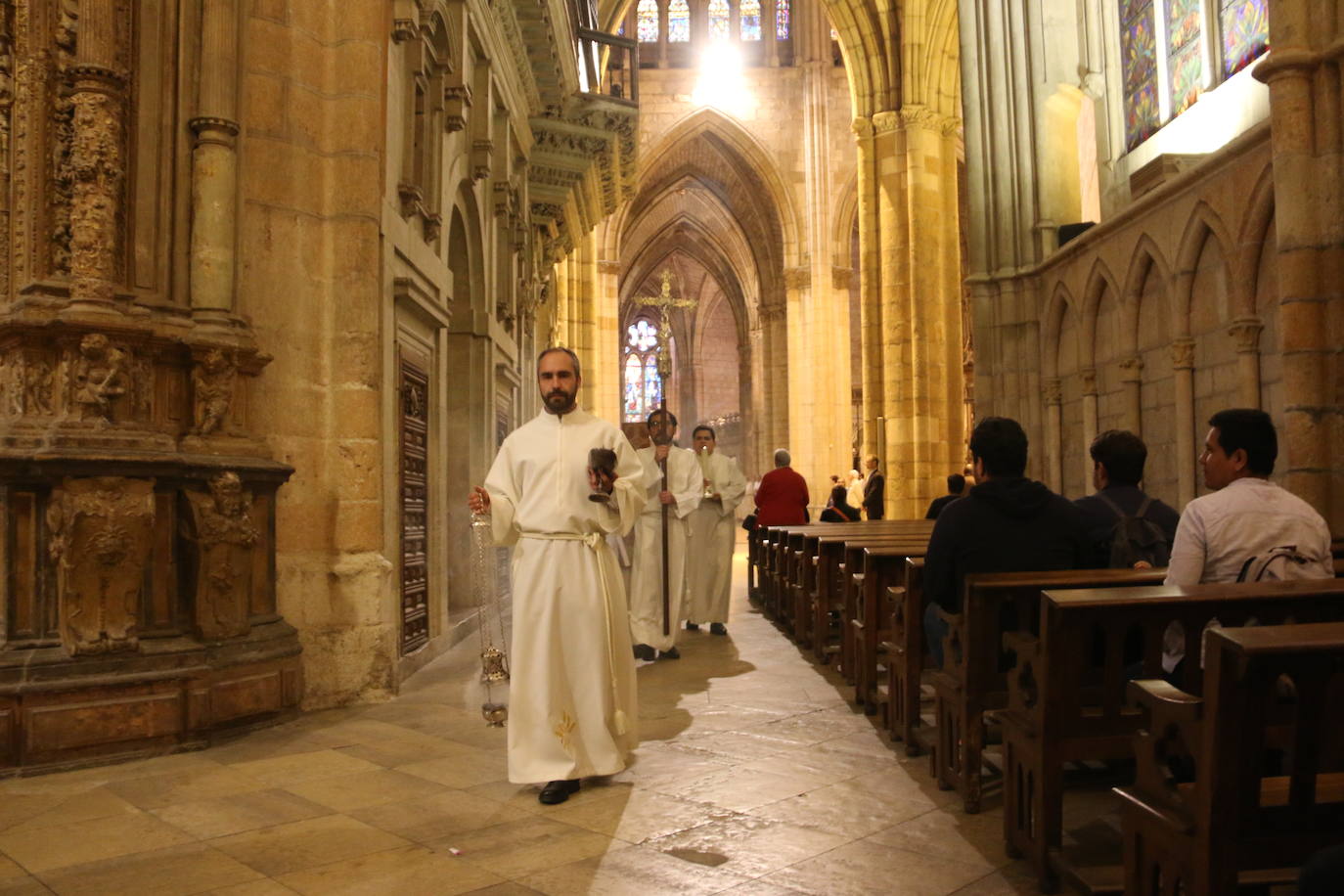 La Catedral de León ha acogido este jueves el 25 aniversario de la ordenación aniversario de su ordenación episcopal del obispo de León en un acto que el que López a pedido a Dios que «me guíe y sostenga en el servicio pastoral de esta santa Iglesia Legionense»