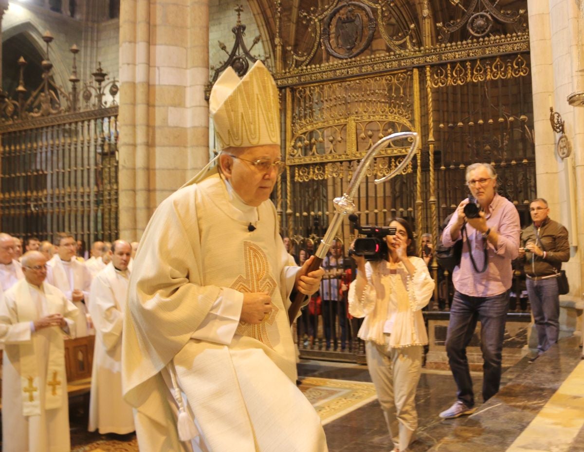 La Catedral de León ha acogido este jueves el 25 aniversario de la ordenación aniversario de su ordenación episcopal del obispo de León en un acto que el que López a pedido a Dios que «me guíe y sostenga en el servicio pastoral de esta santa Iglesia Legionense»