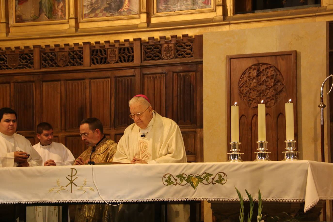 La Catedral de León ha acogido este jueves el 25 aniversario de la ordenación aniversario de su ordenación episcopal del obispo de León en un acto que el que López a pedido a Dios que «me guíe y sostenga en el servicio pastoral de esta santa Iglesia Legionense»