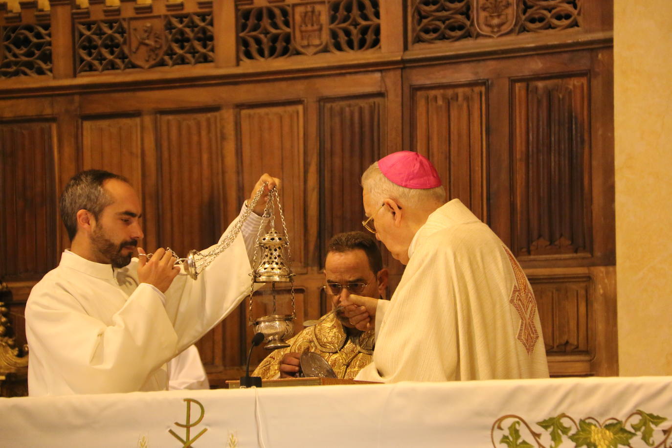 La Catedral de León ha acogido este jueves el 25 aniversario de la ordenación aniversario de su ordenación episcopal del obispo de León en un acto que el que López a pedido a Dios que «me guíe y sostenga en el servicio pastoral de esta santa Iglesia Legionense»