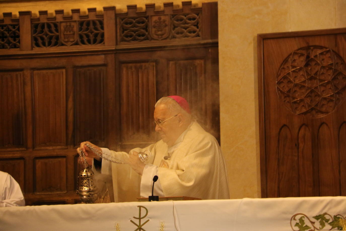 La Catedral de León ha acogido este jueves el 25 aniversario de la ordenación aniversario de su ordenación episcopal del obispo de León en un acto que el que López a pedido a Dios que «me guíe y sostenga en el servicio pastoral de esta santa Iglesia Legionense»