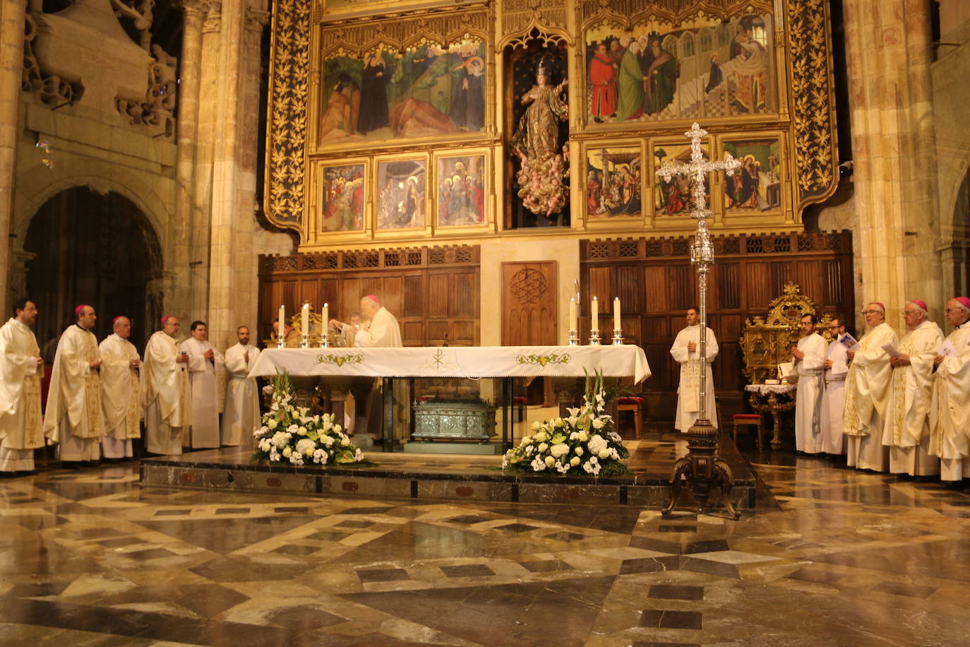 La Catedral de León ha acogido este jueves el 25 aniversario de la ordenación aniversario de su ordenación episcopal del obispo de León en un acto que el que López a pedido a Dios que «me guíe y sostenga en el servicio pastoral de esta santa Iglesia Legionense»