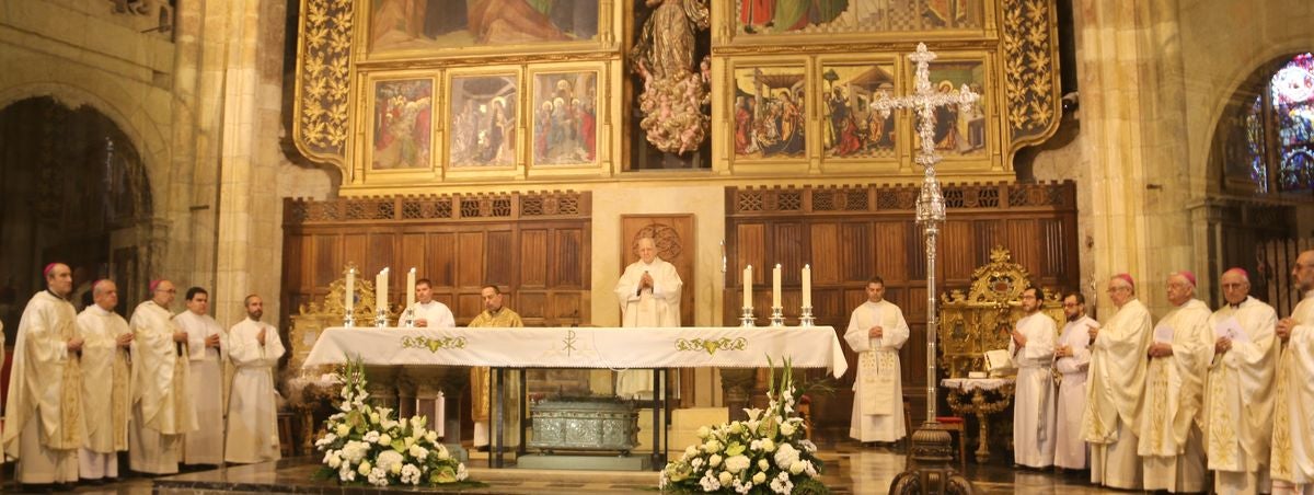 La Catedral de León ha acogido este jueves el 25 aniversario de la ordenación aniversario de su ordenación episcopal del obispo de León en un acto que el que López a pedido a Dios que «me guíe y sostenga en el servicio pastoral de esta santa Iglesia Legionense»