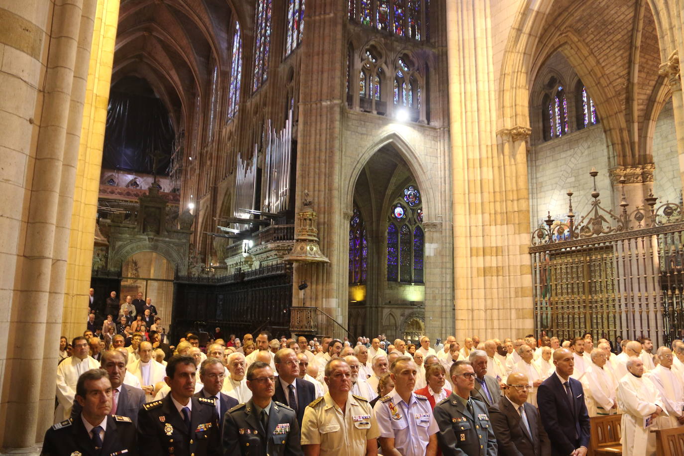 La Catedral de León ha acogido este jueves el 25 aniversario de la ordenación aniversario de su ordenación episcopal del obispo de León en un acto que el que López a pedido a Dios que «me guíe y sostenga en el servicio pastoral de esta santa Iglesia Legionense»