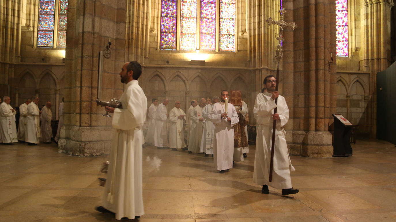 La Catedral de León ha acogido este jueves el 25 aniversario de la ordenación aniversario de su ordenación episcopal del obispo de León en un acto que el que López a pedido a Dios que «me guíe y sostenga en el servicio pastoral de esta santa Iglesia Legionense»