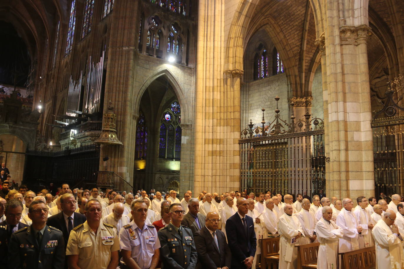 La Catedral de León ha acogido este jueves el 25 aniversario de la ordenación aniversario de su ordenación episcopal del obispo de León en un acto que el que López a pedido a Dios que «me guíe y sostenga en el servicio pastoral de esta santa Iglesia Legionense»