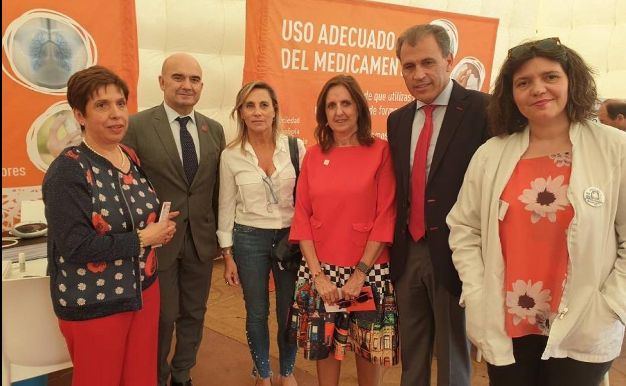 La carpa 'El farmacéutico que necesitas' muestra en León el valor de los servicios farmacéuticos