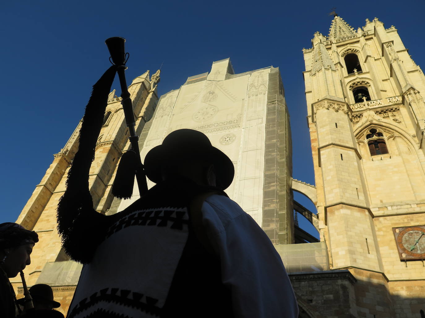 Fotos: Xuntanza de Gaitas a la sombra de la Catedral