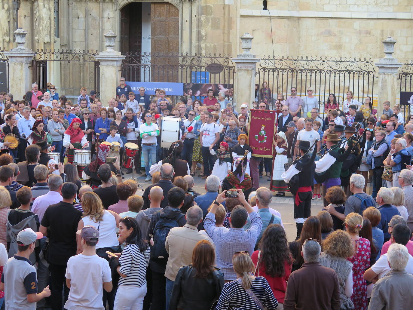 Fotos: Xuntanza de Gaitas a la sombra de la Catedral