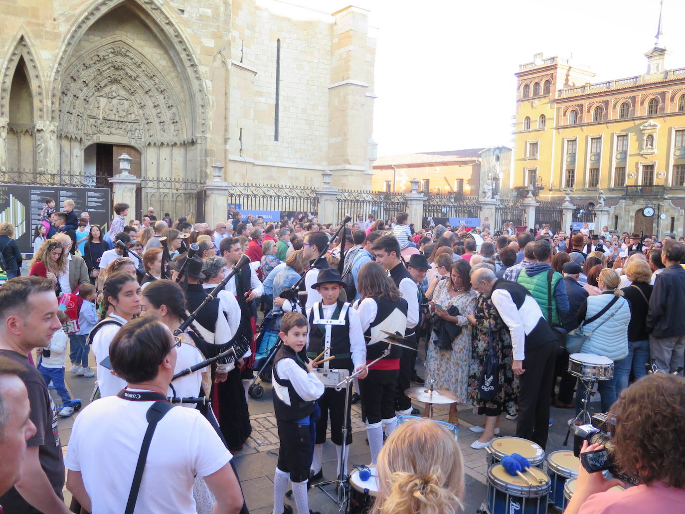 Fotos: Xuntanza de Gaitas a la sombra de la Catedral