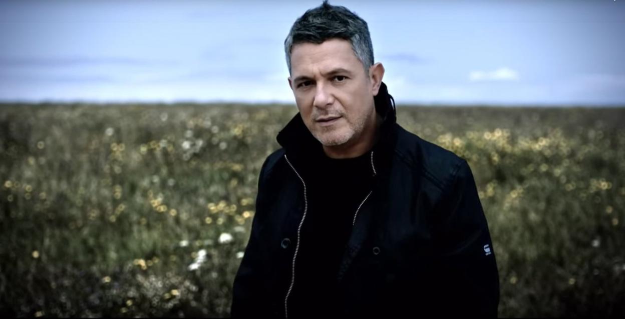 Alejandro Sanz, en uno de los paisajes del occidente asturiano que sirvieron de escenario.