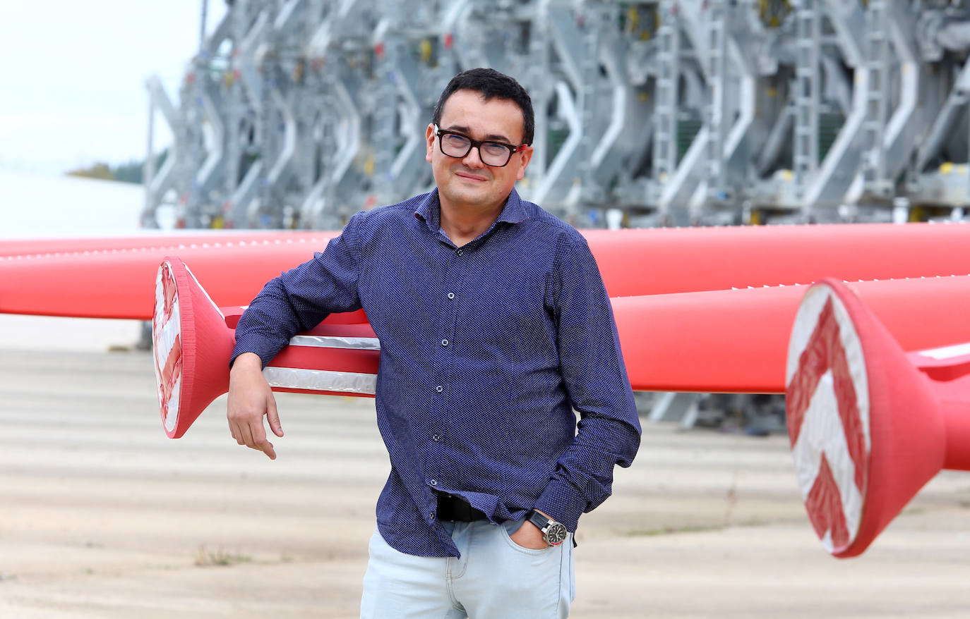 Fotos: EL director de LM Wind Power en la fábrica de Ponferrada, Jorge López