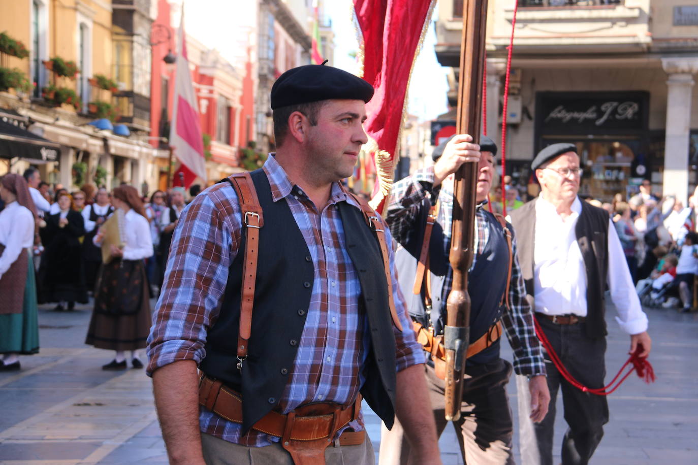 Un hombre muestra sus habilidades con el pendón.