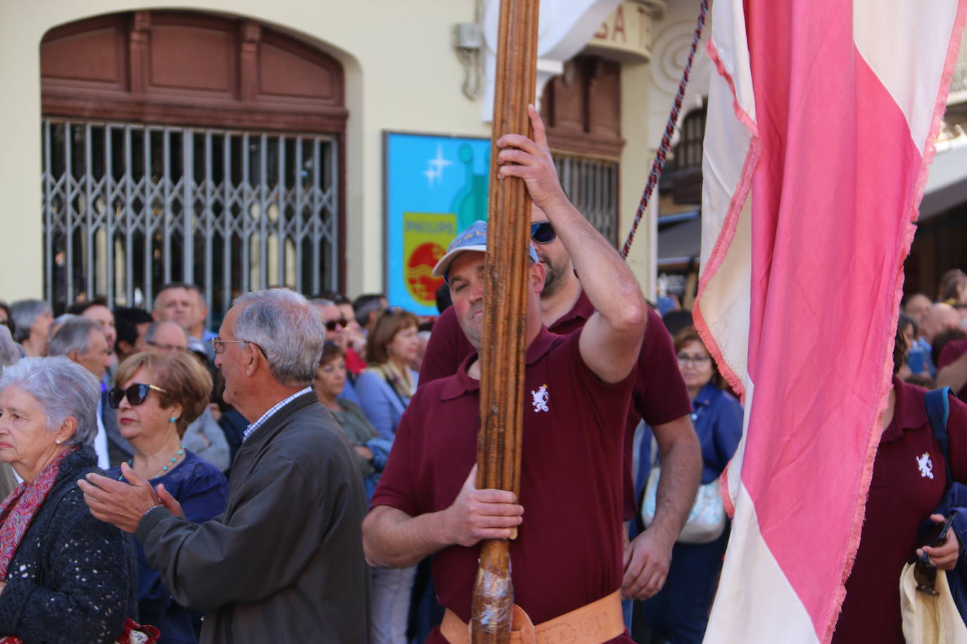 Un hombre muestra sus habilidades con el pendón.