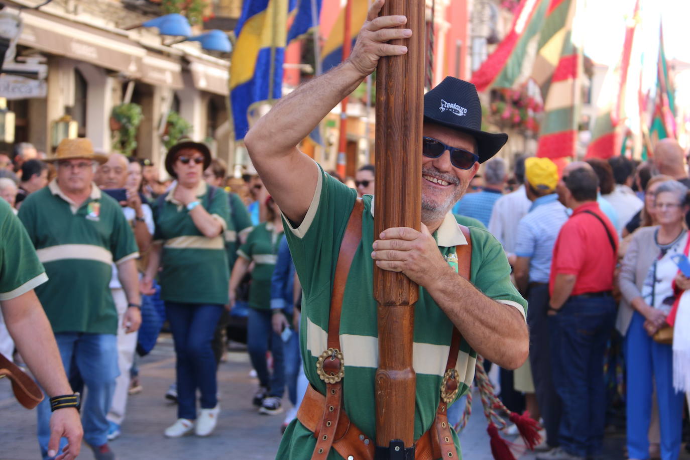 Un hombre muestra sus habilidades con el pendón.