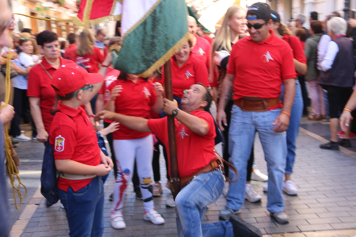 Un hombre muestra sus habilidades con el pendón.