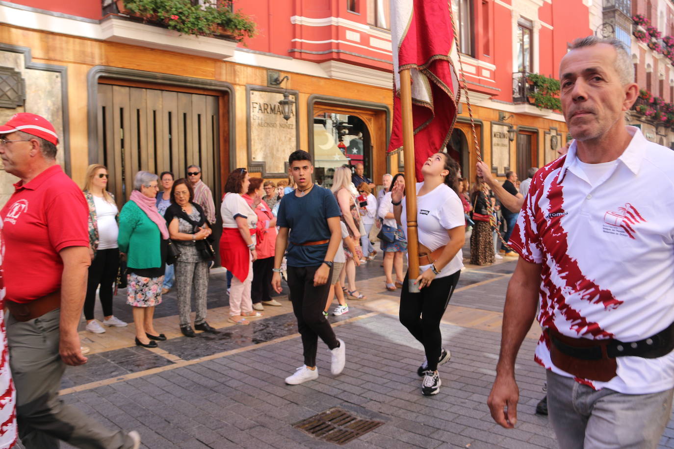 Un hombre muestra sus habilidades con el pendón.