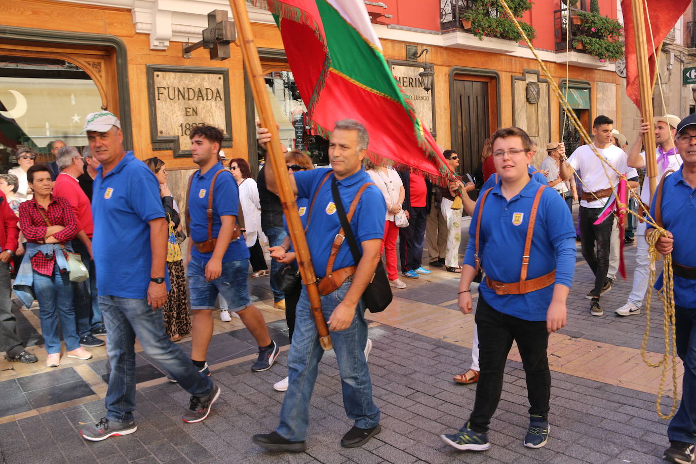 Un hombre muestra sus habilidades con el pendón.