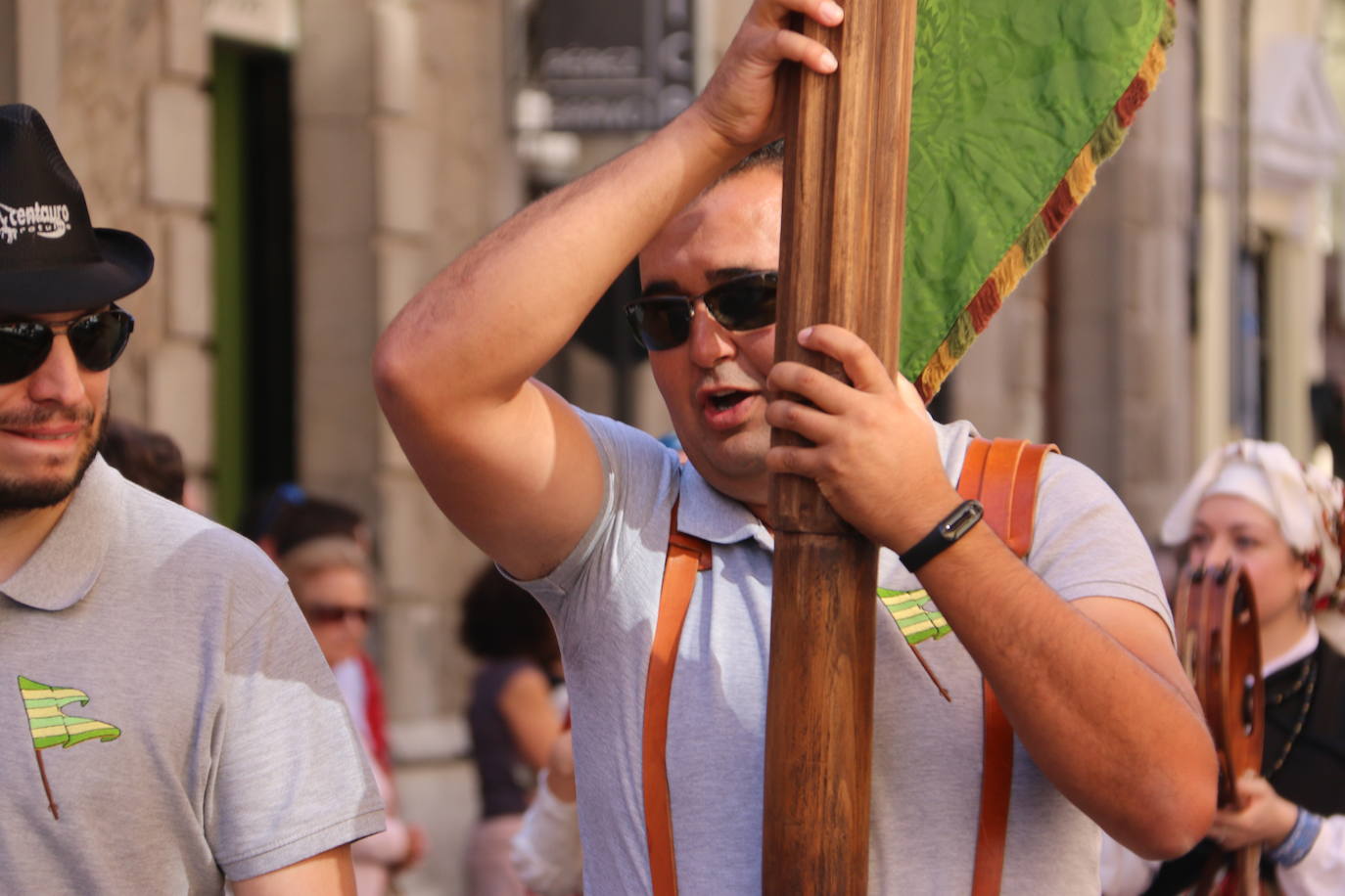 Un hombre muestra sus habilidades con el pendón.