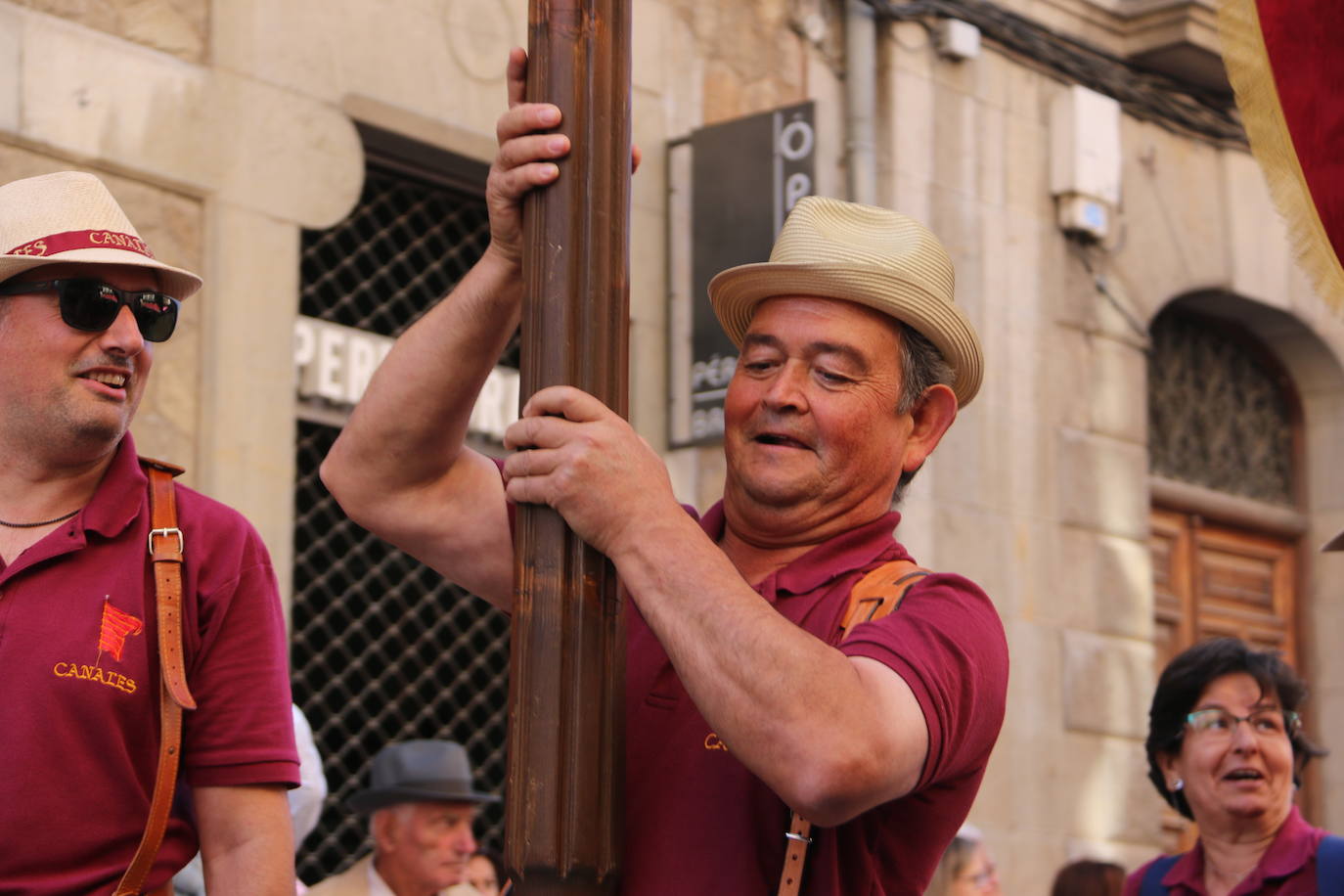 Un hombre muestra sus habilidades con el pendón.