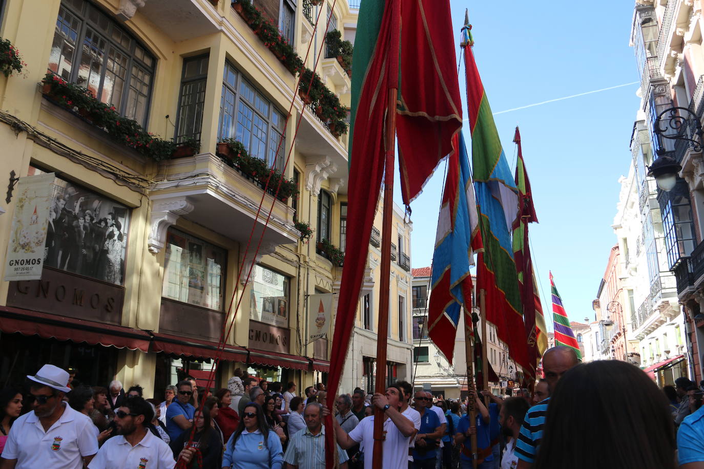 Un hombre muestra sus habilidades con el pendón.