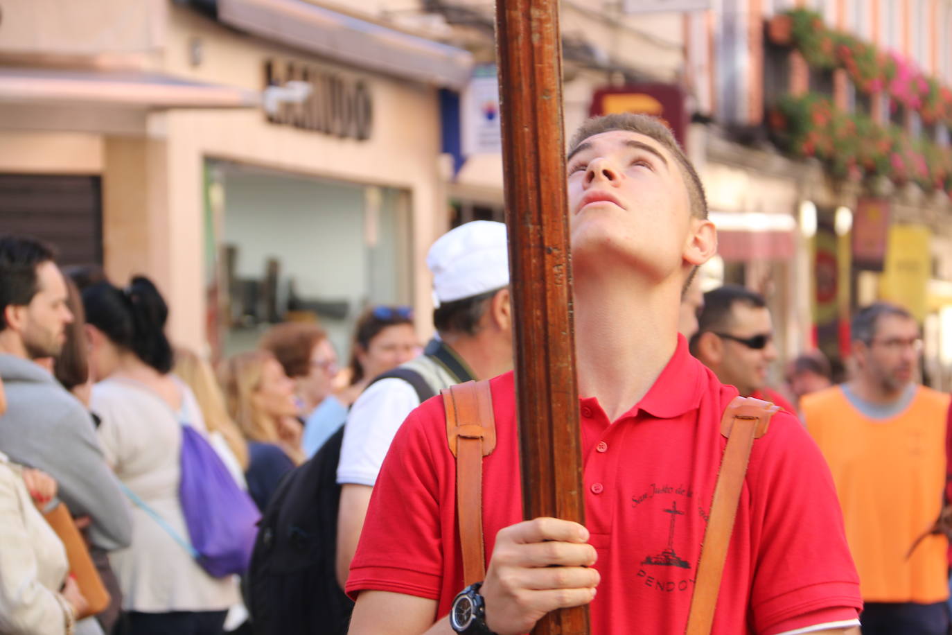 Un hombre muestra sus habilidades con el pendón.