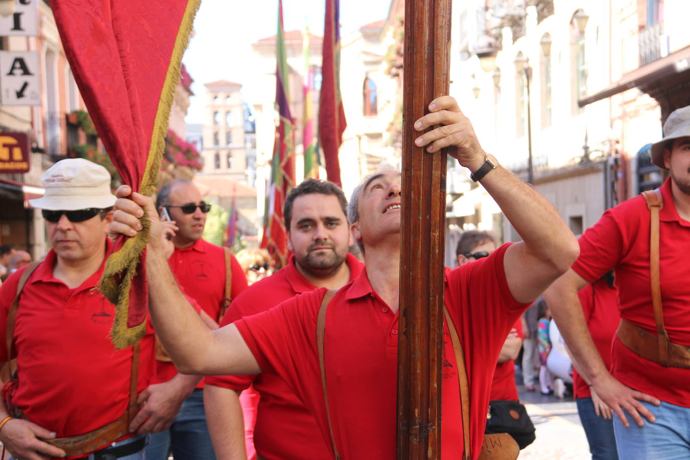 Un hombre muestra sus habilidades con el pendón.